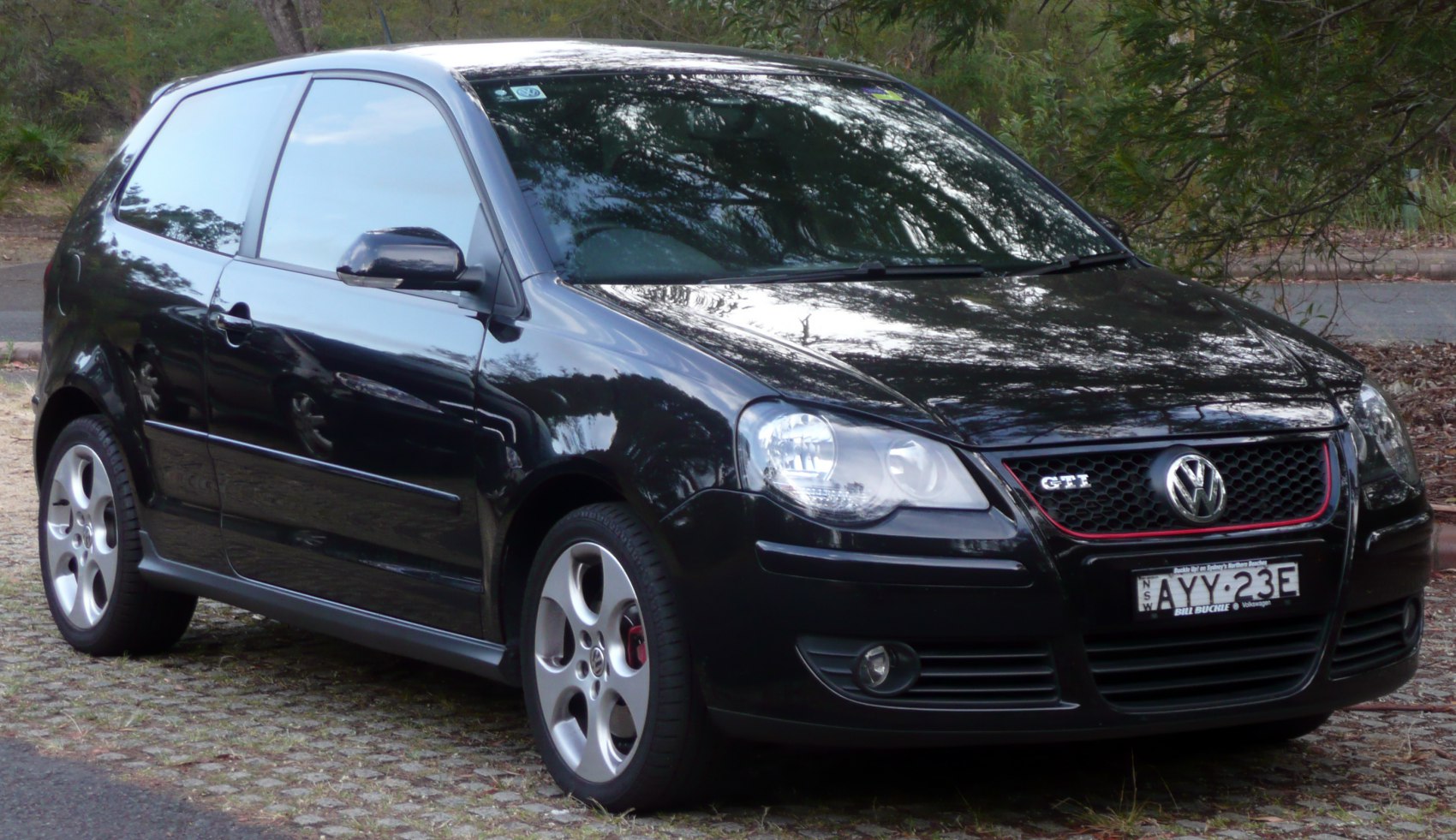 Front-side view of Volkswagen Polo IV GTI with distinctive grille and alloy wheels