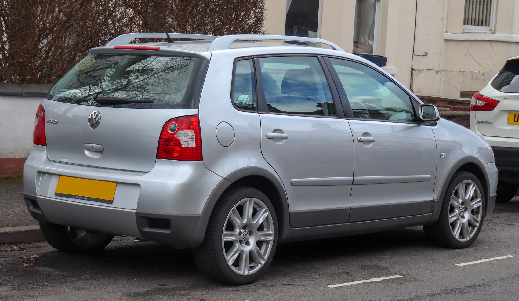 Rear view with alloy wheels and roof rails on silver hatchback