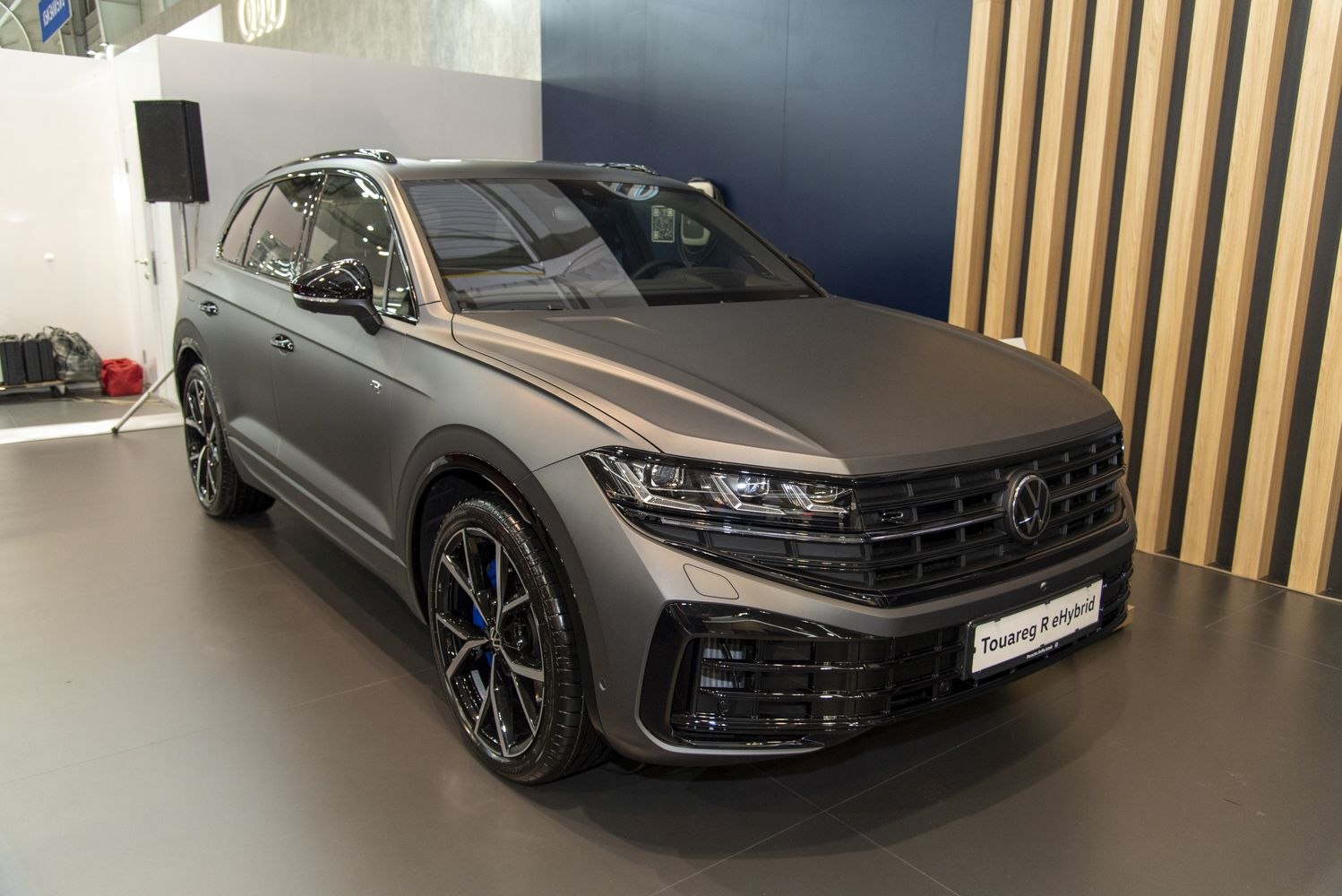 Front grille and wheel design of a sleek modern SUV