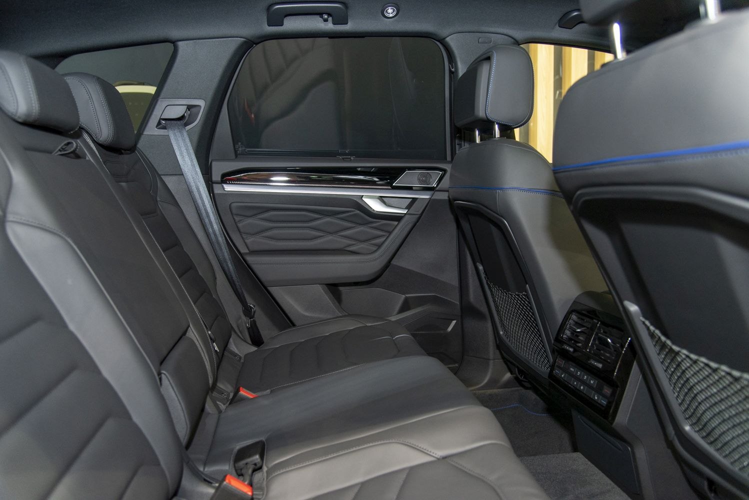 Rear leather seats and door panel with modern design and rear air vents
