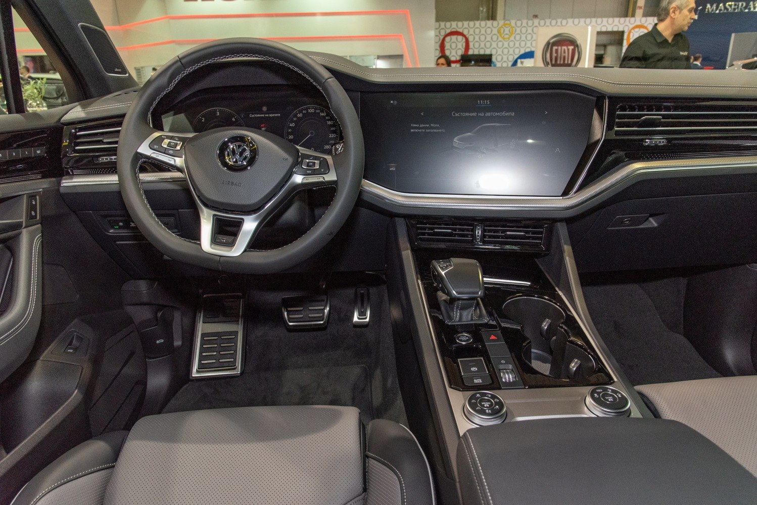 Digital dashboard, steering wheel, center console with gear selector and touchscreen
