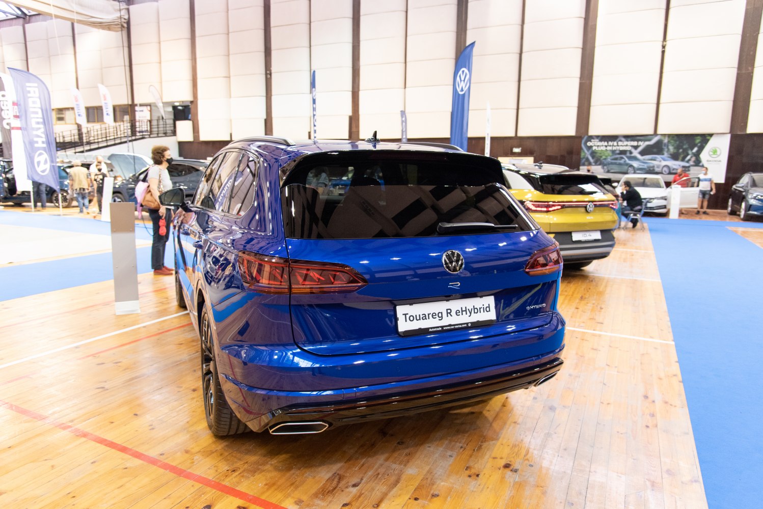 Rear view of hybrid SUV with distinctive taillights and dual exhausts
