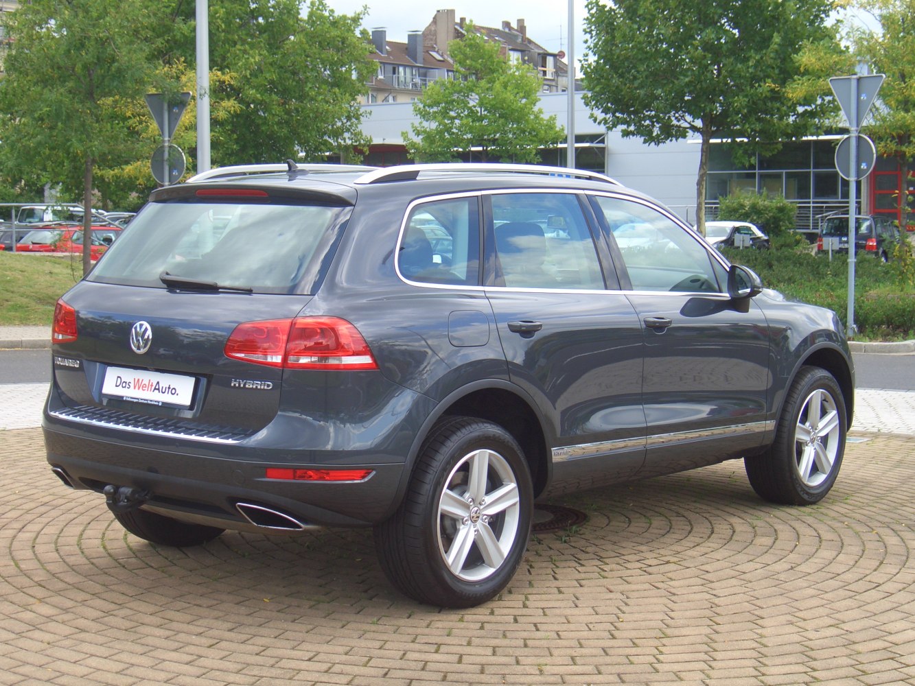 SUV rear view with hybrid badge, alloy wheels and roof rails