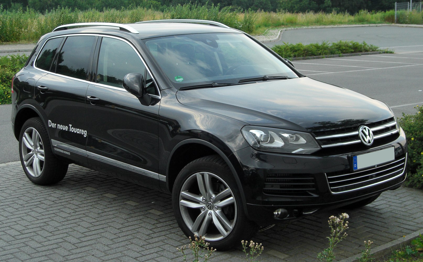 Black SUV front side with alloy wheels and roof rails