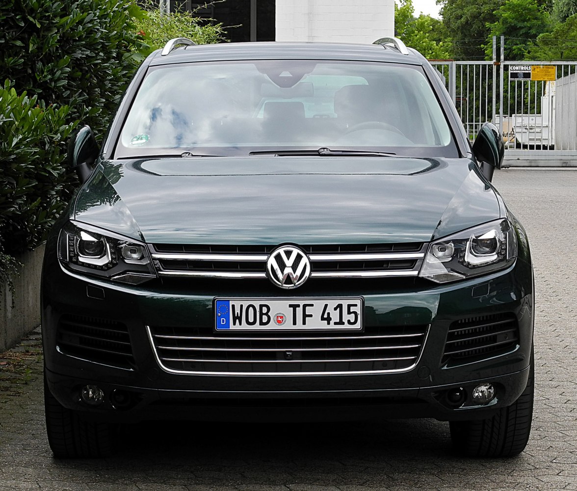 Front grille and LED headlights with fog lights