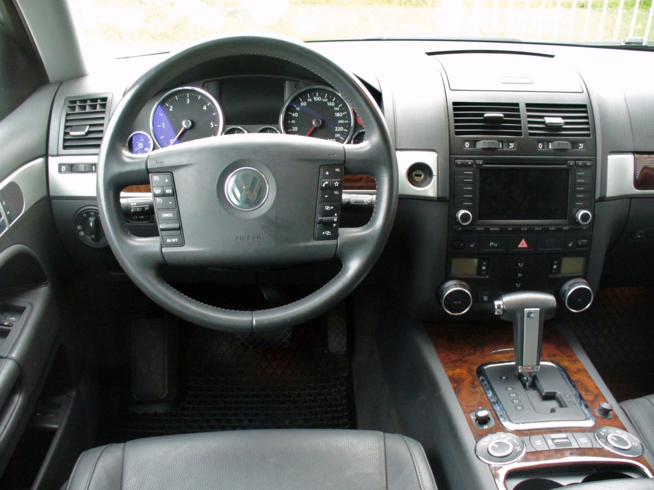 Dashboard and steering wheel with center console and automatic gear shift