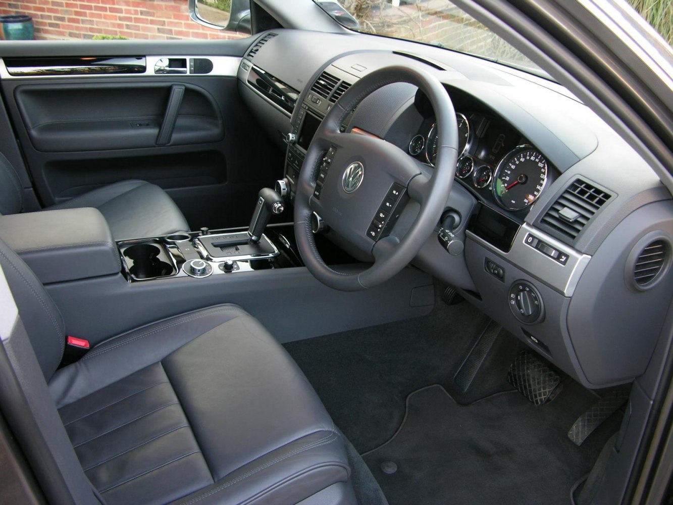 Dashboard and steering wheel with black leather seats