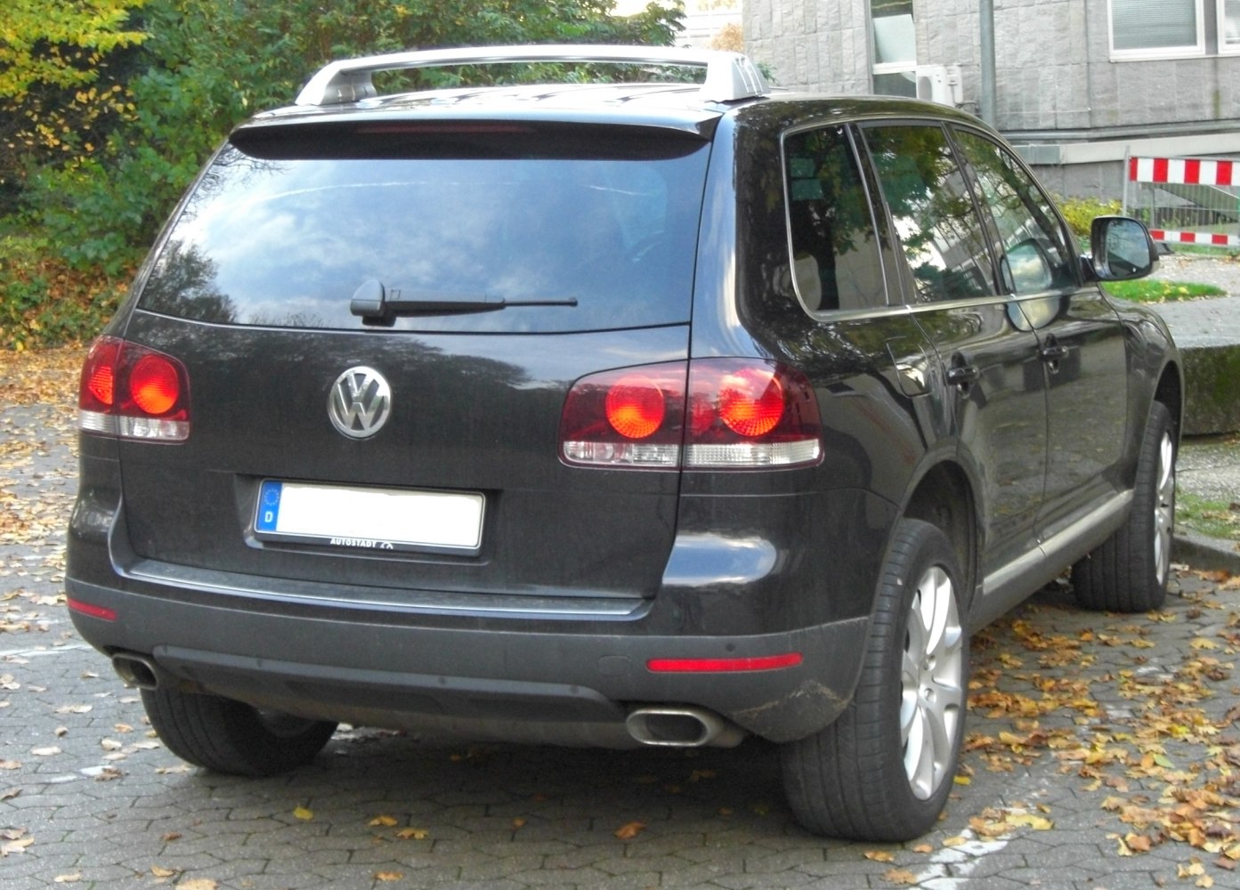 Rear view of SUV with distinct taillights, exhaust, and roof rails