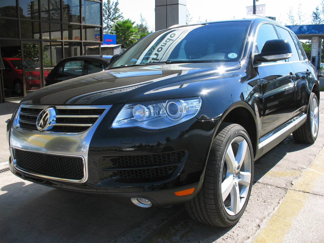 Front view showing chrome grille and LED headlights with alloy wheels