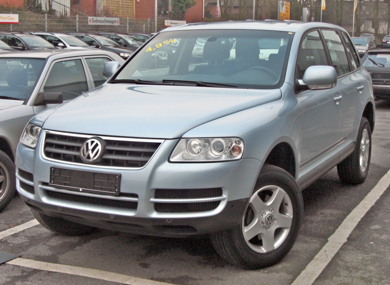 Front view of silver mid-size SUV with alloy wheels and classic headlamps