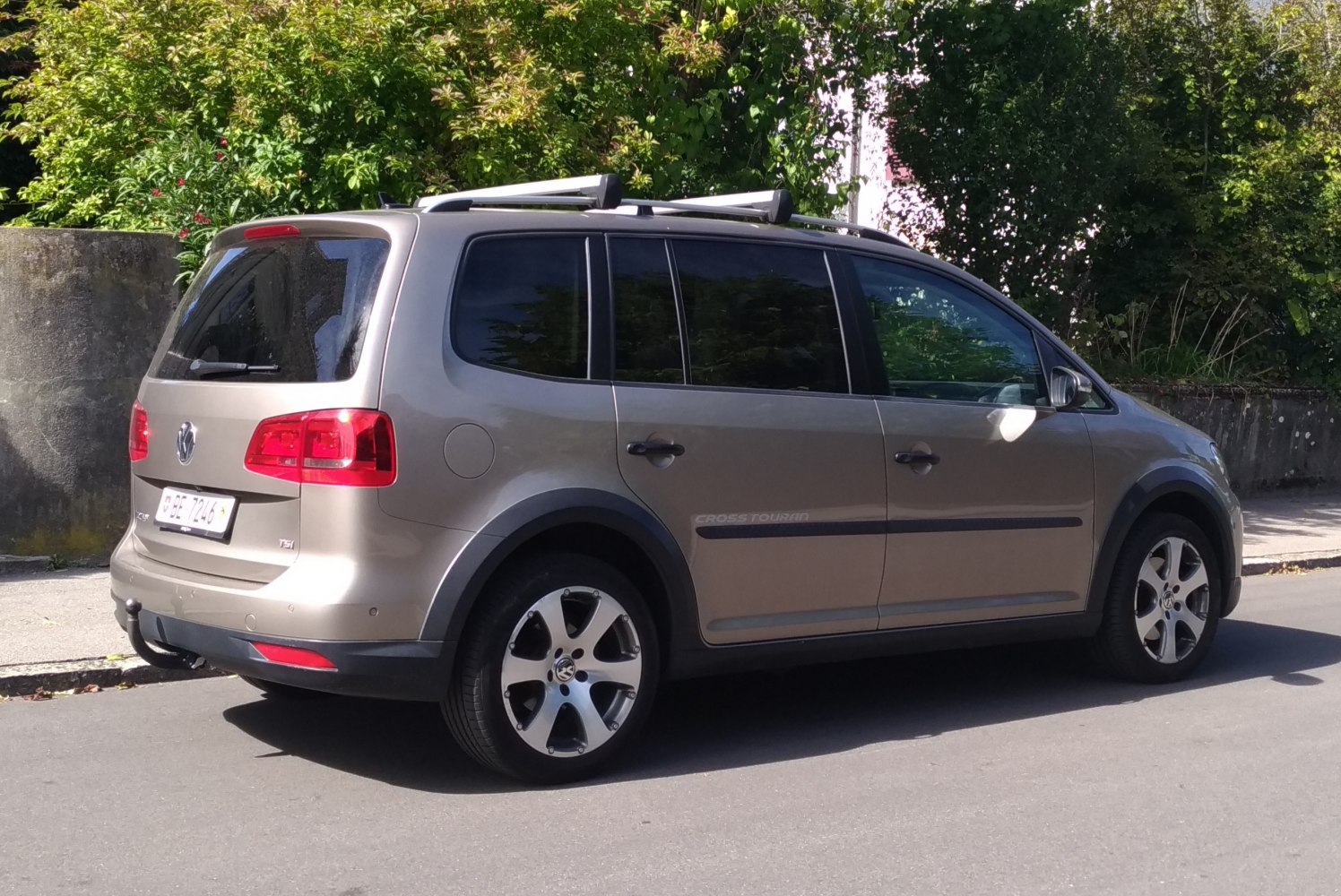 Rear side profile with roof rails and alloy wheels