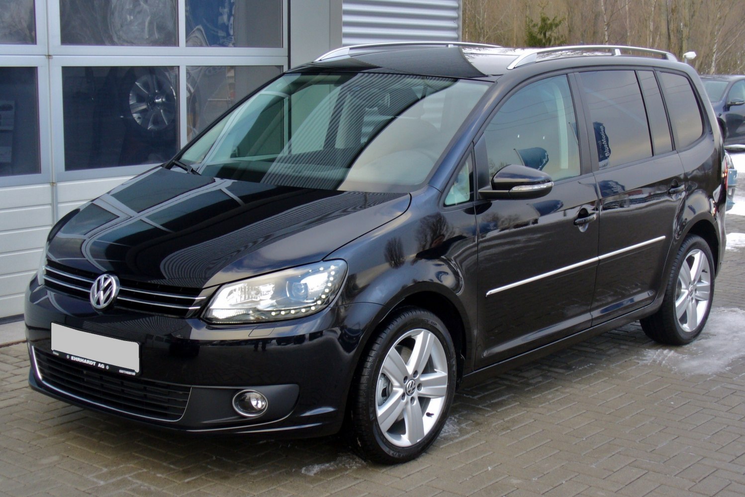 Front side view with alloy wheels of a compact MPV