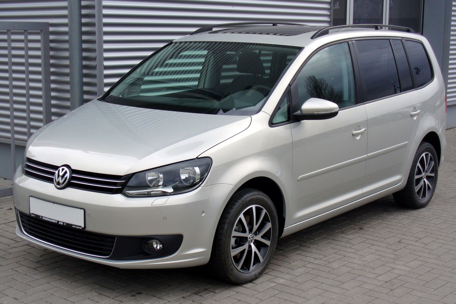 Front-side exterior with alloy wheels and roof rails
