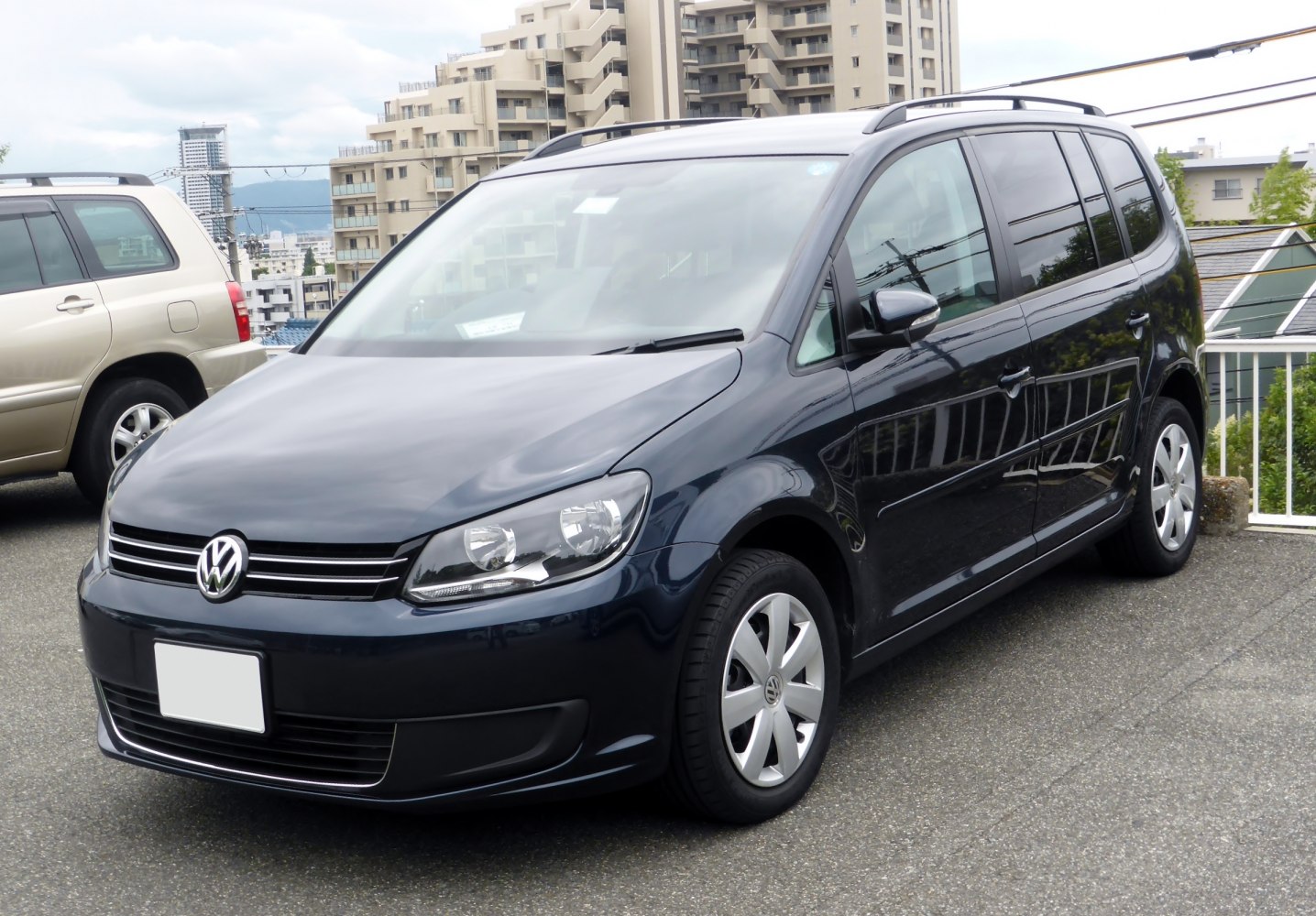 Front and side view of compact MPV with facelift headlights and aero profile