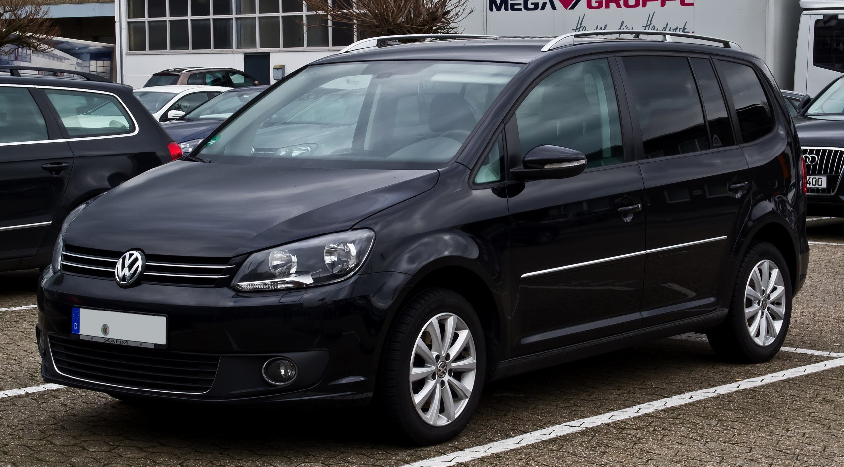 Black MPV with front-side view, alloy wheels, roof rails
