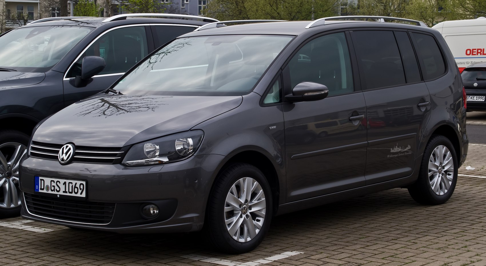 Front side view with alloy wheels and headlights