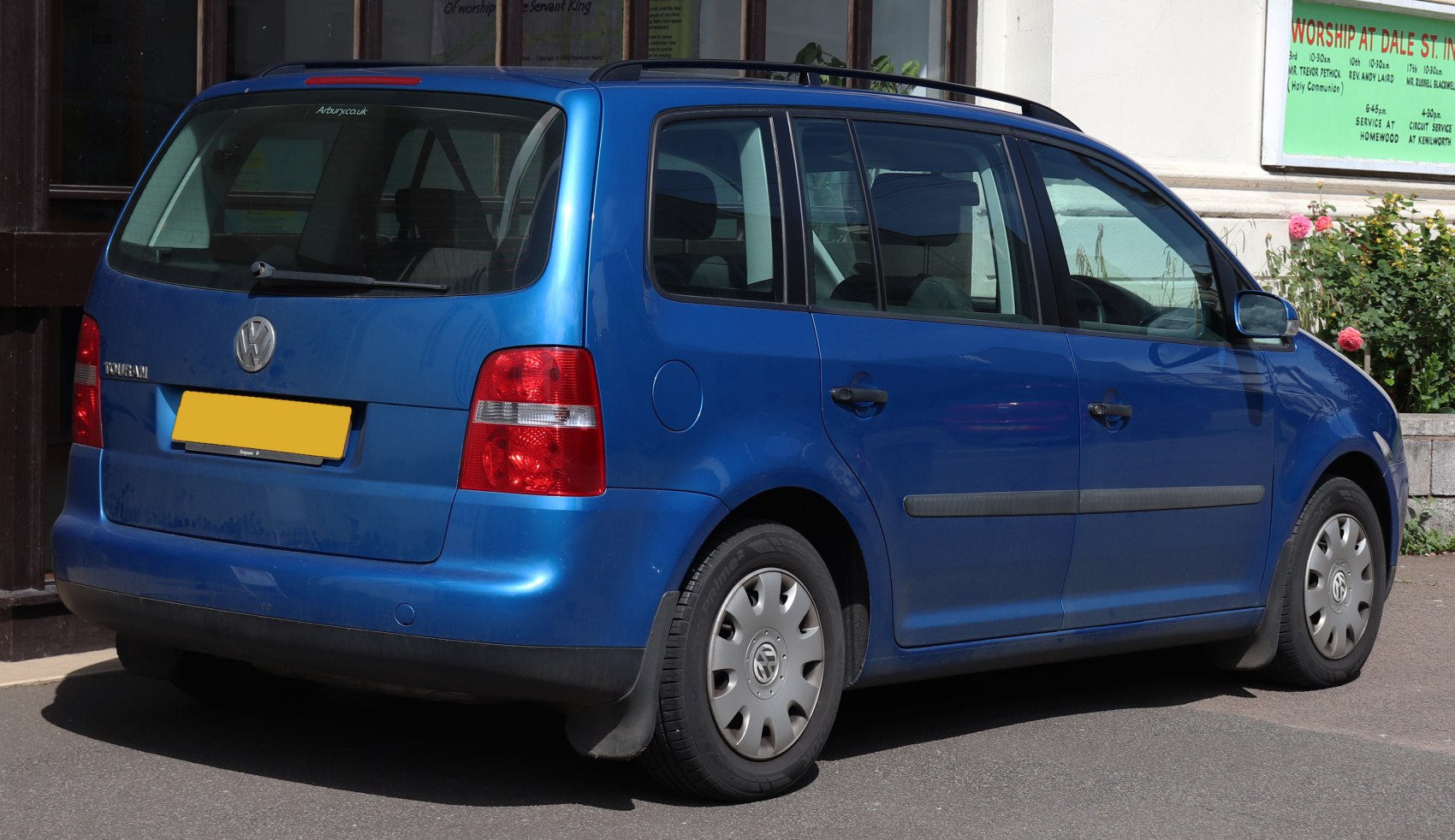 Rear side view with tail lights and roof rails