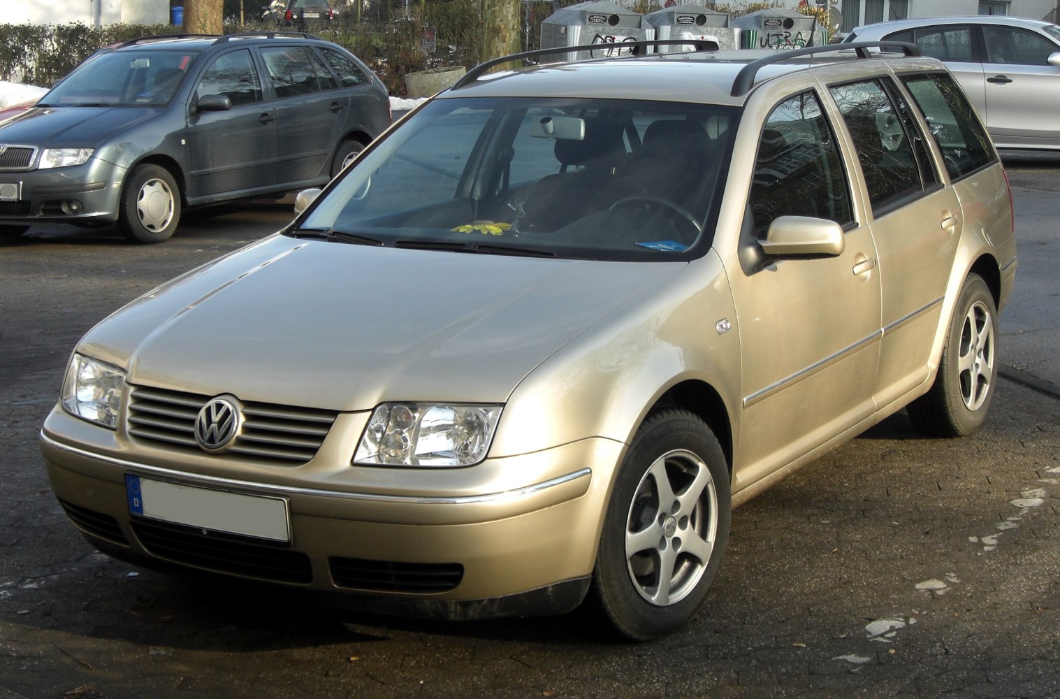 Front three-quarter view of a wagon with roof rails and alloy wheels