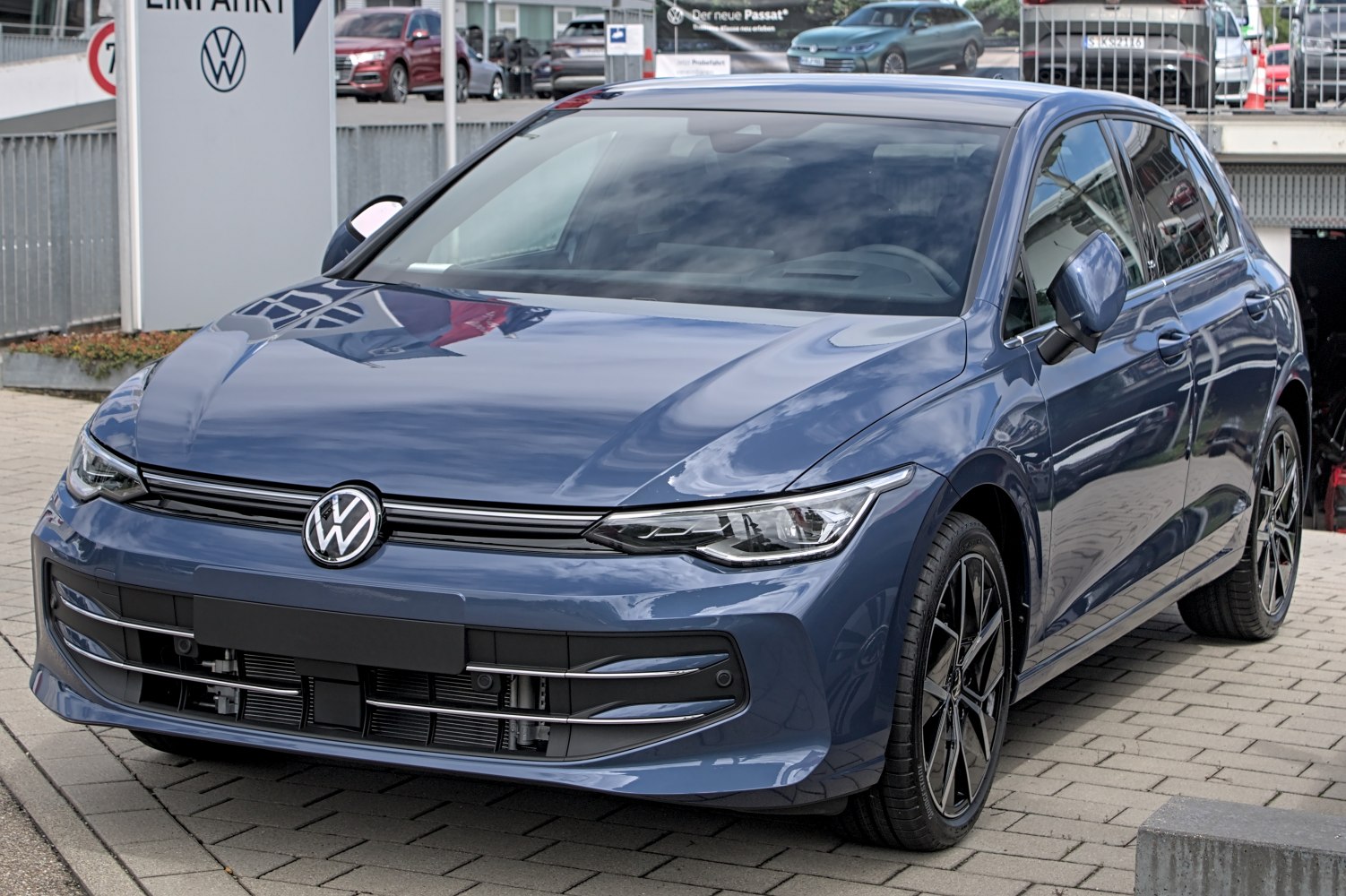 Front view with LED headlights and alloy wheels