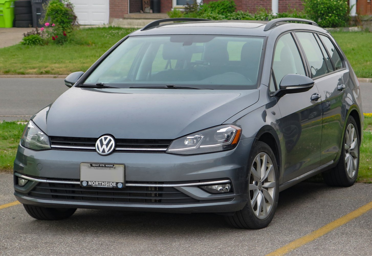 Front view of wagon with LED headlights and roof rails