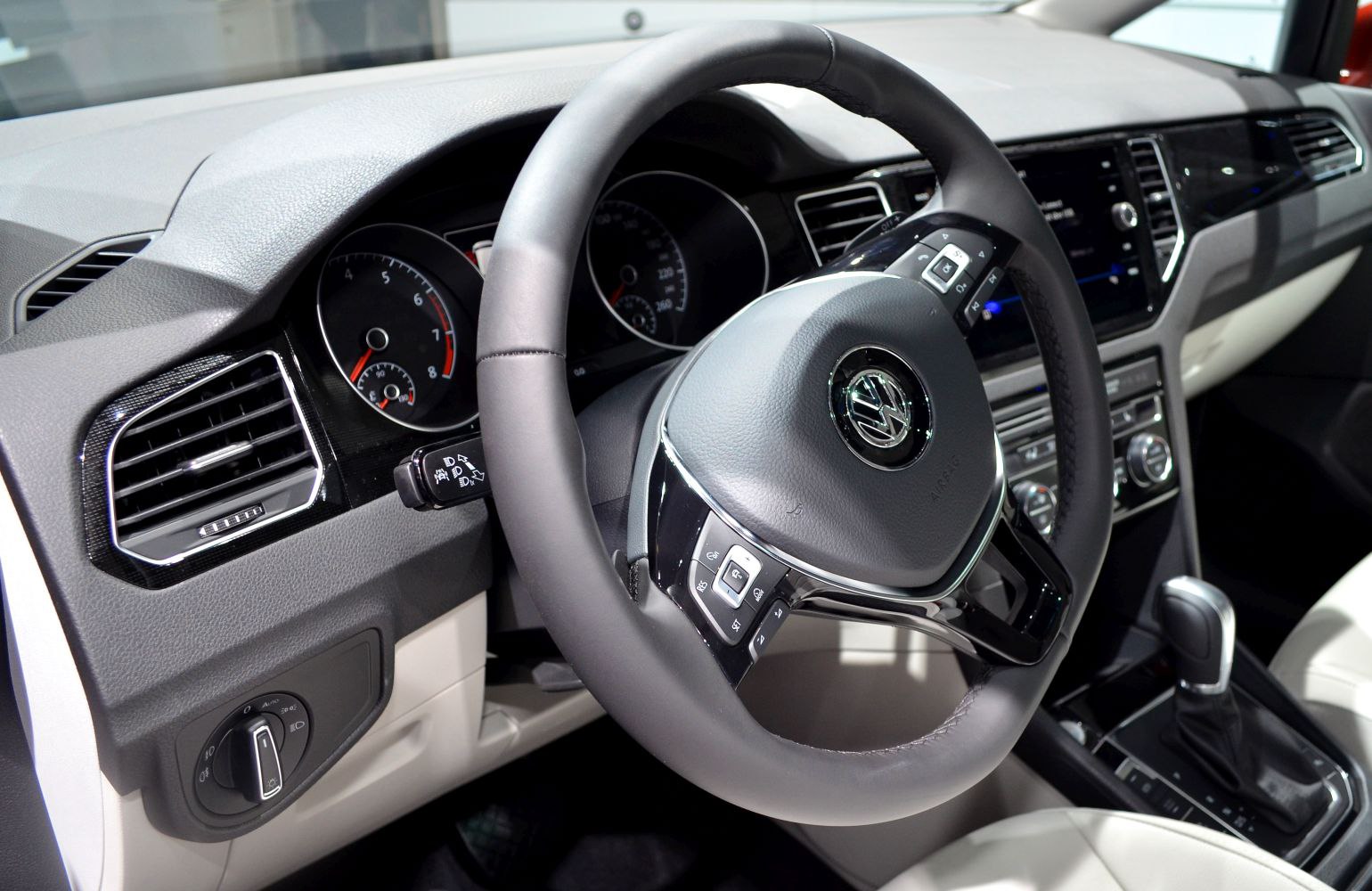 Steering wheel and dashboard with instrument cluster and control buttons