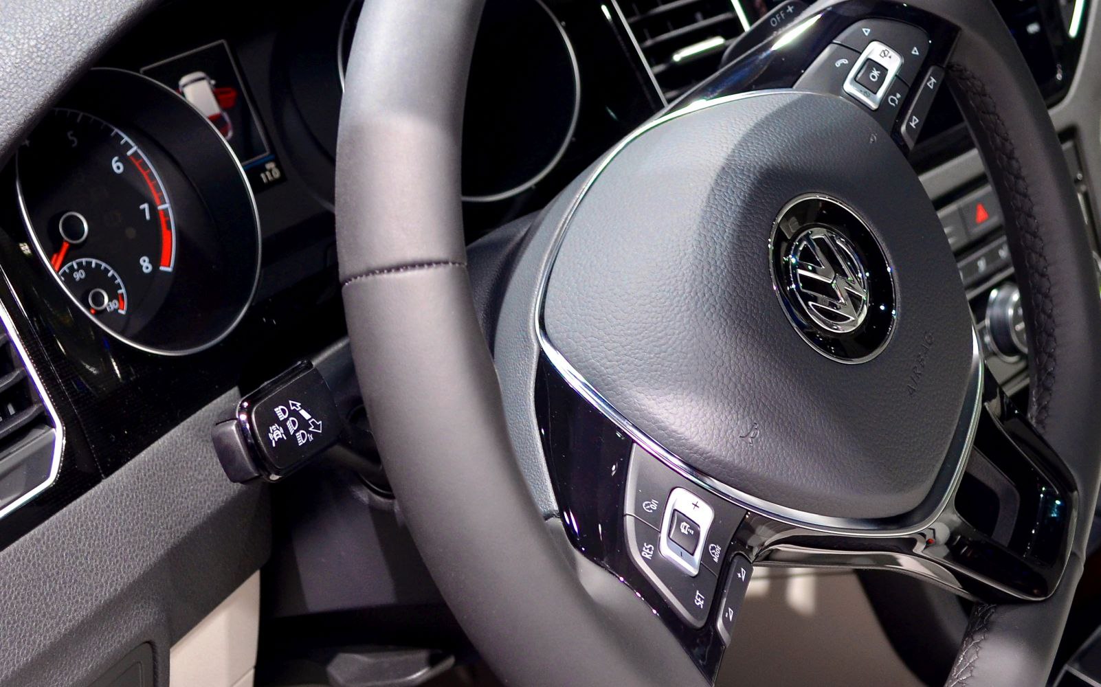 Steering wheel with controls and instrument cluster dashboard
