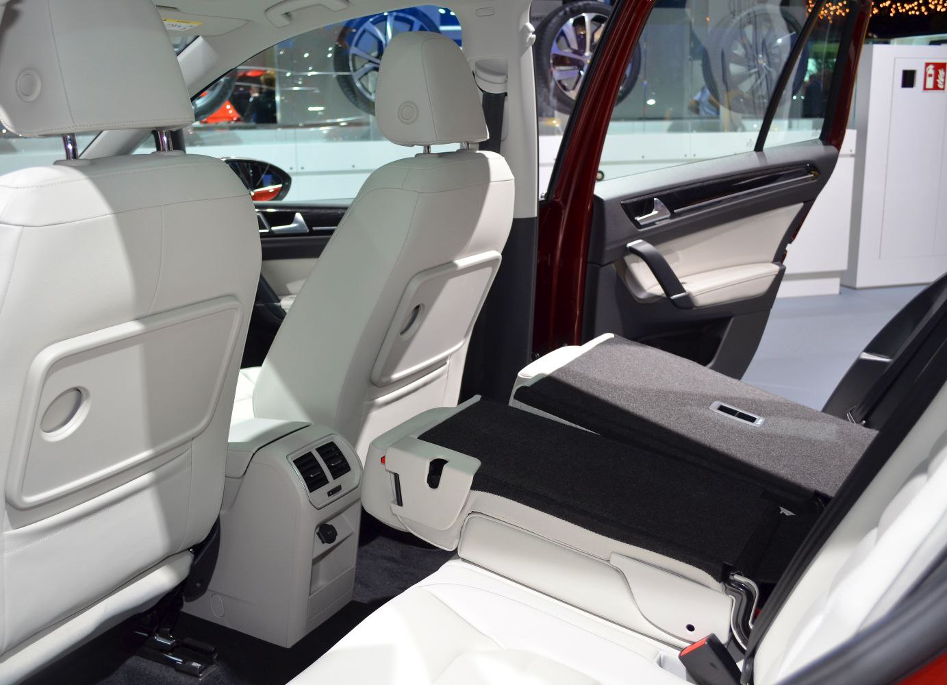 Rear seat folding feature and passenger cabin rear interior