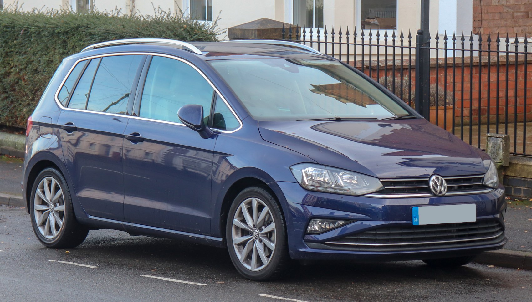Front and side view with alloy wheels and roof rails