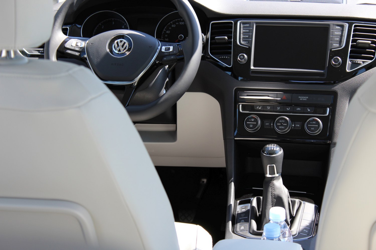 Dashboard, steering wheel, and manual gear shift interior features