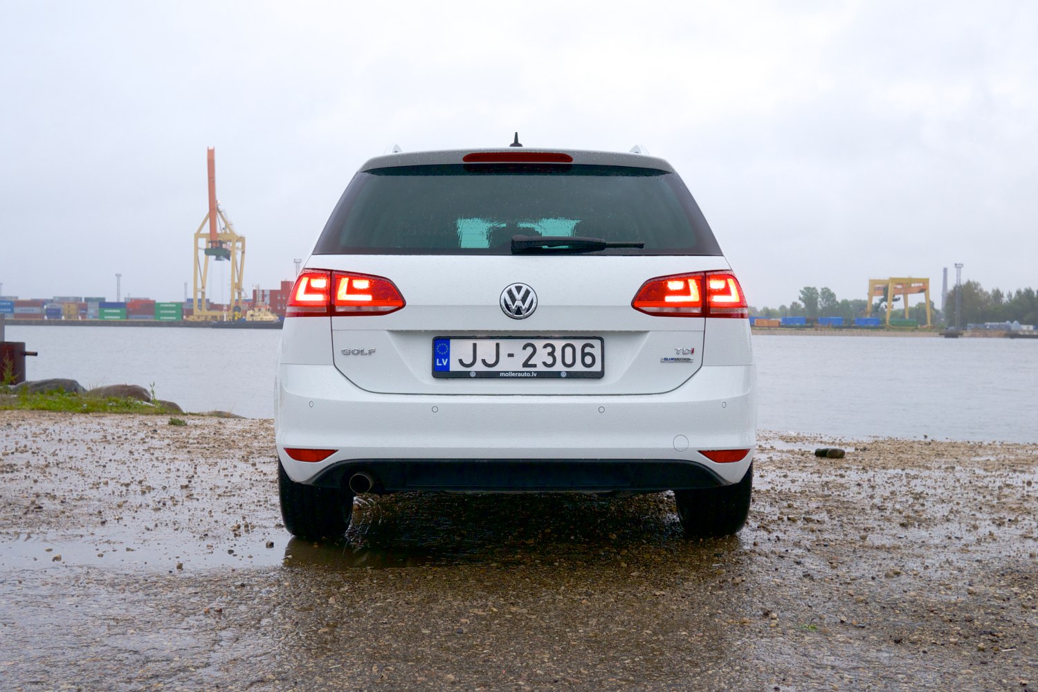 LED taillights, rear hatch, rear windshield wiper, single exhaust pipe