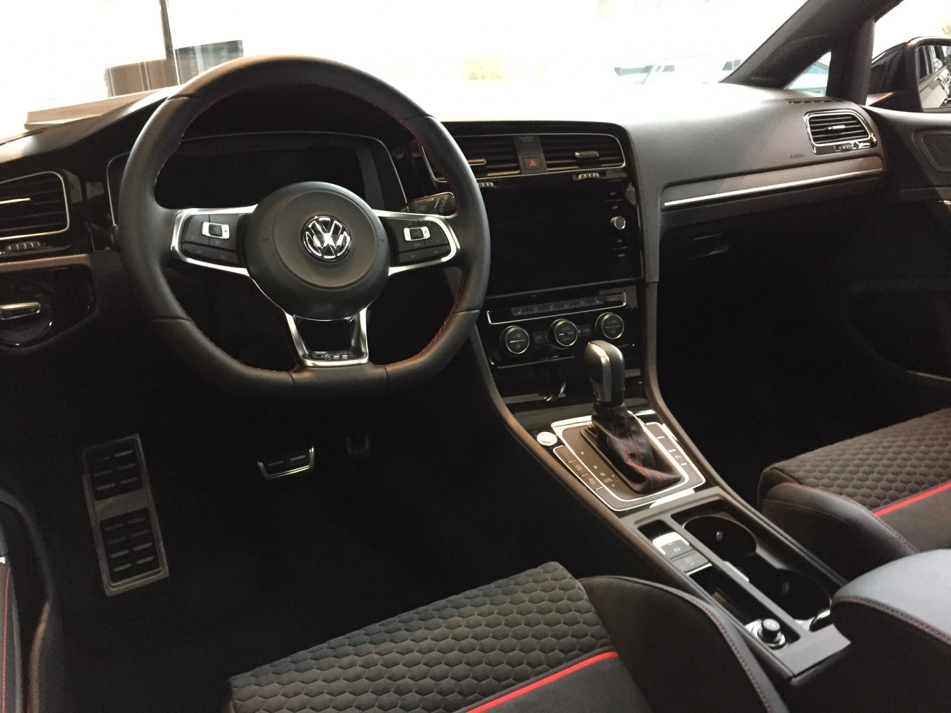 Dashboard, steering wheel, center console with gear shift