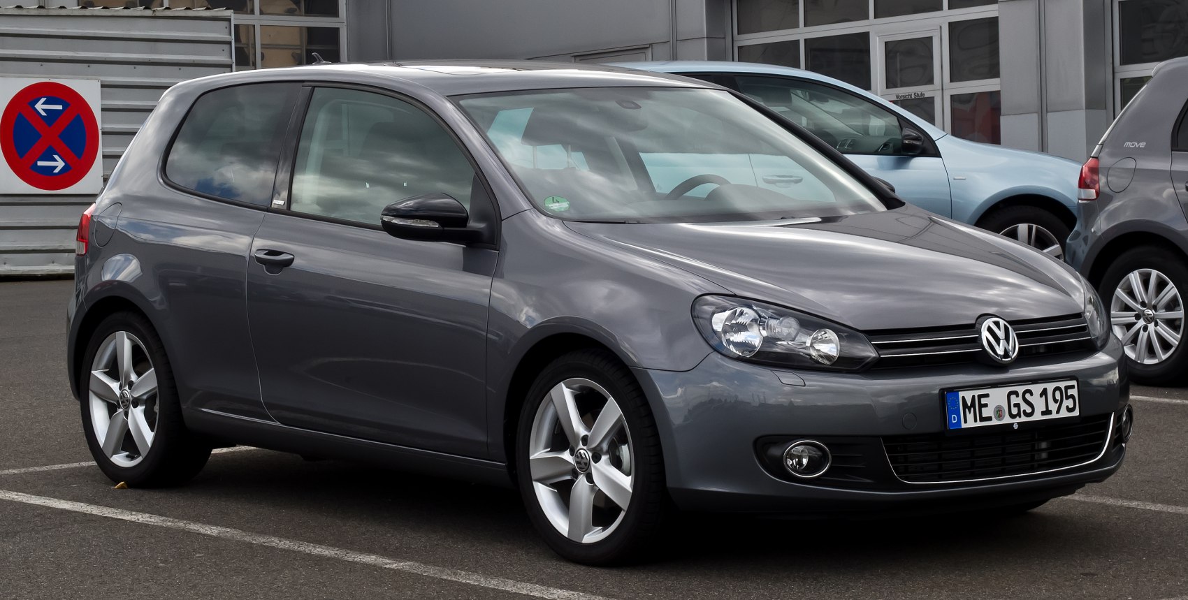 3-door hatchback front and side view with alloy wheels