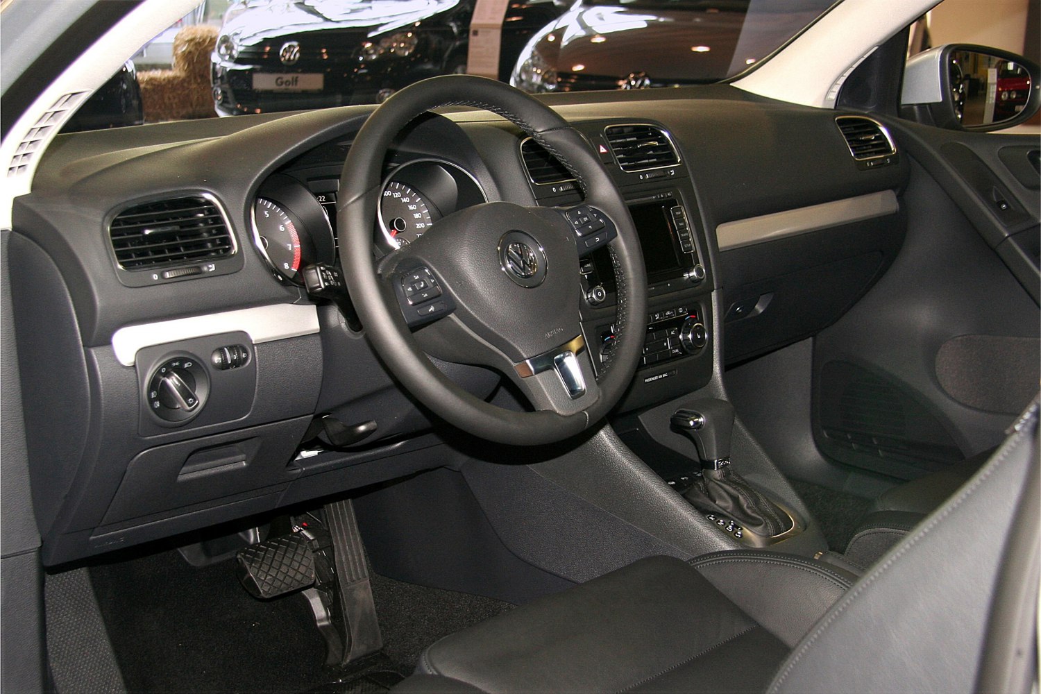 Steering wheel, dashboard, instrument panel, gear shift