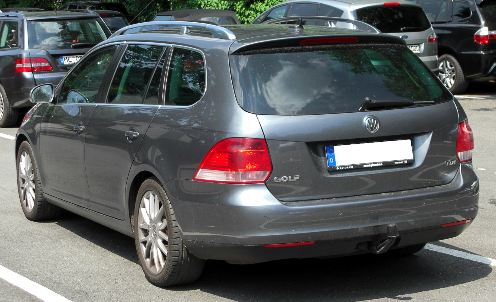 Rear side view of estate car with roof rails and tow hitch