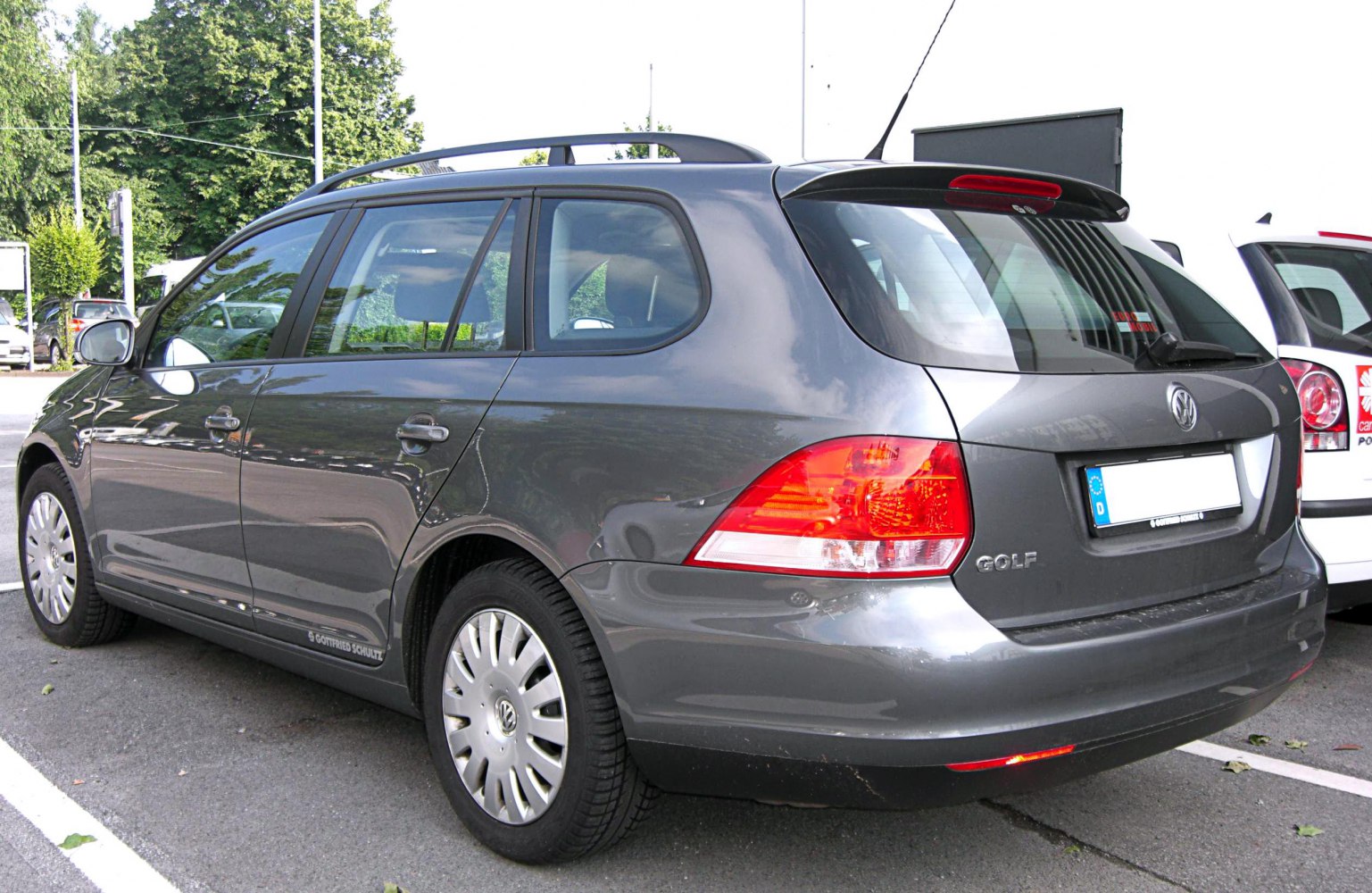 Rear and side view of a compact estate car with roof rails and distinct tail lights