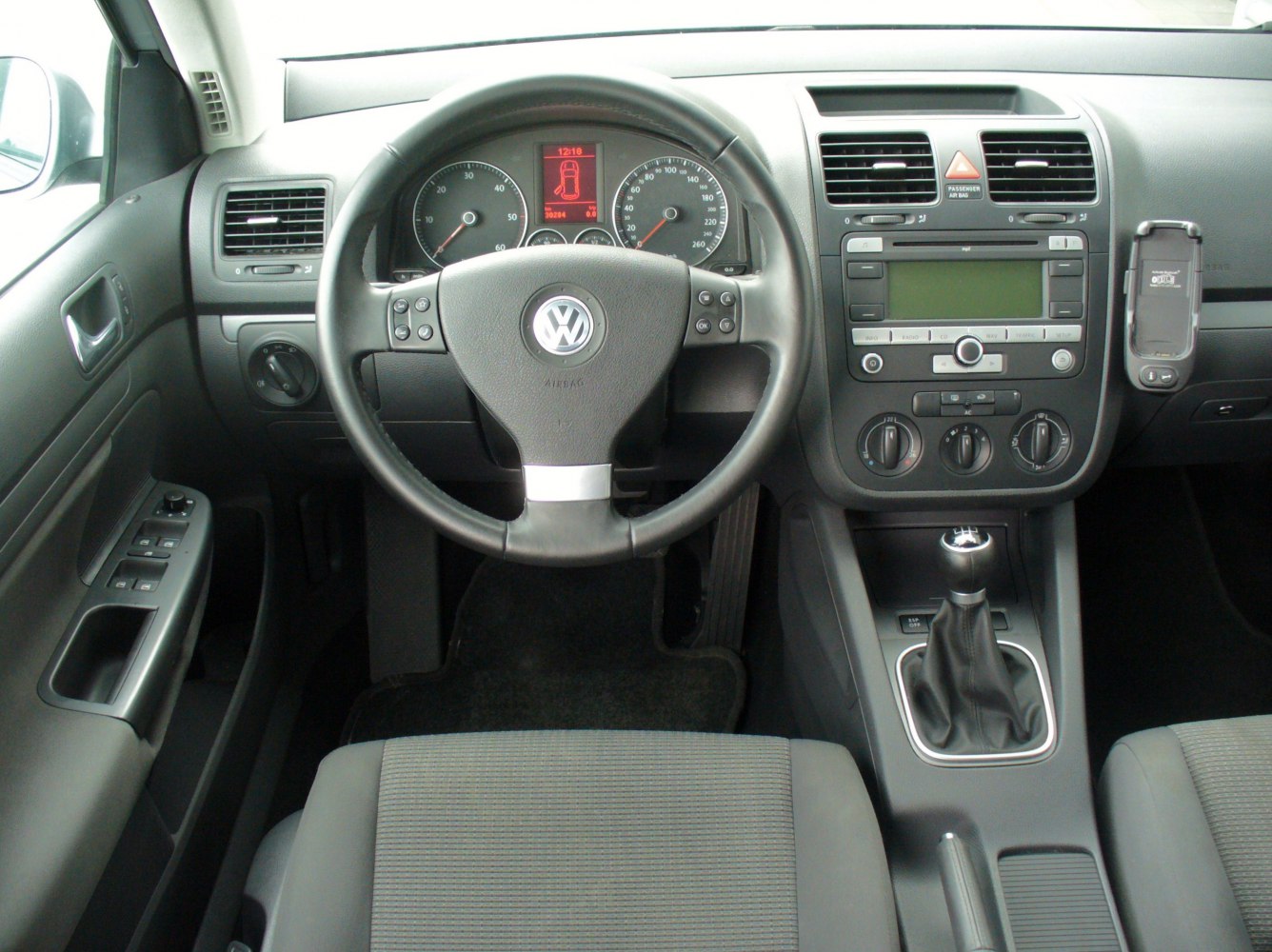 Steering wheel, dashboard with instrument cluster, manual gear shift
