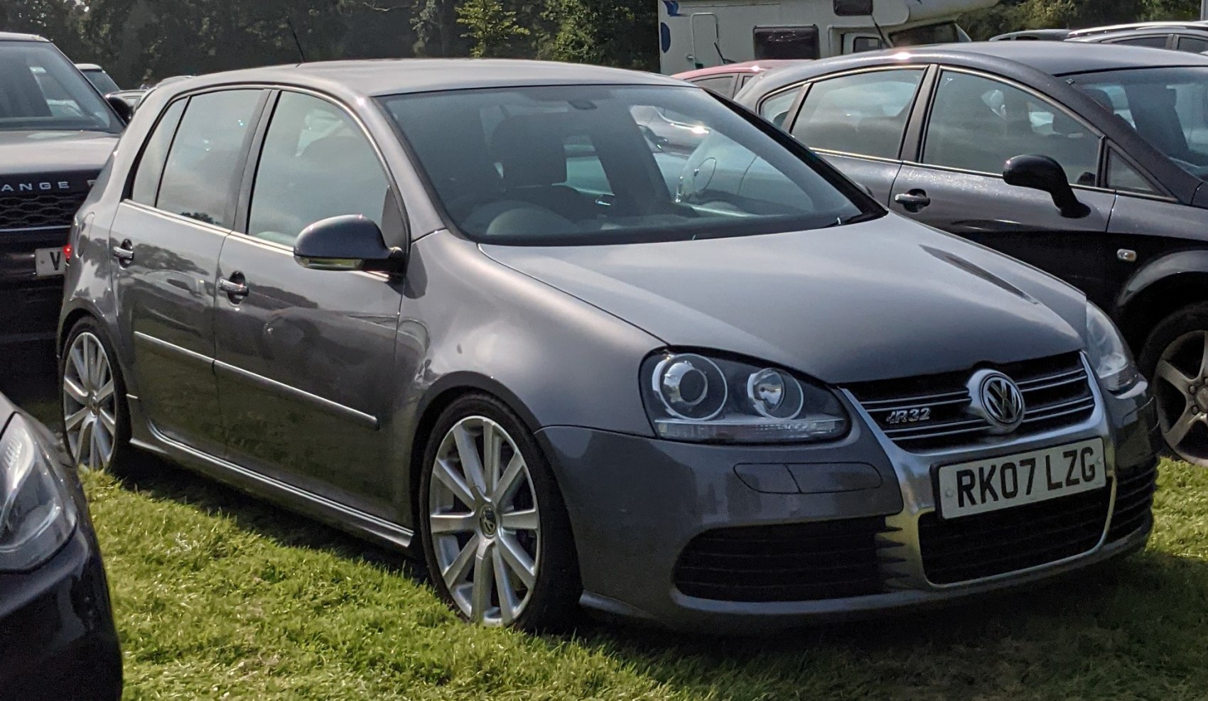 Front and side profile of a 5-door hatchback with alloy wheels