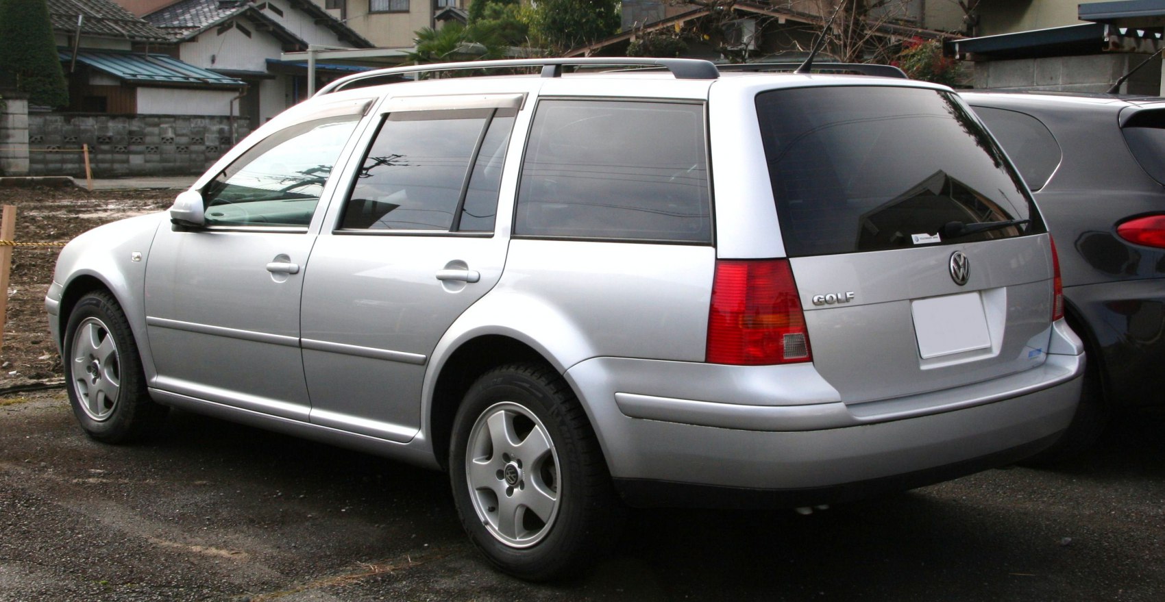 Silver wagon body with alloy wheels and roof rails