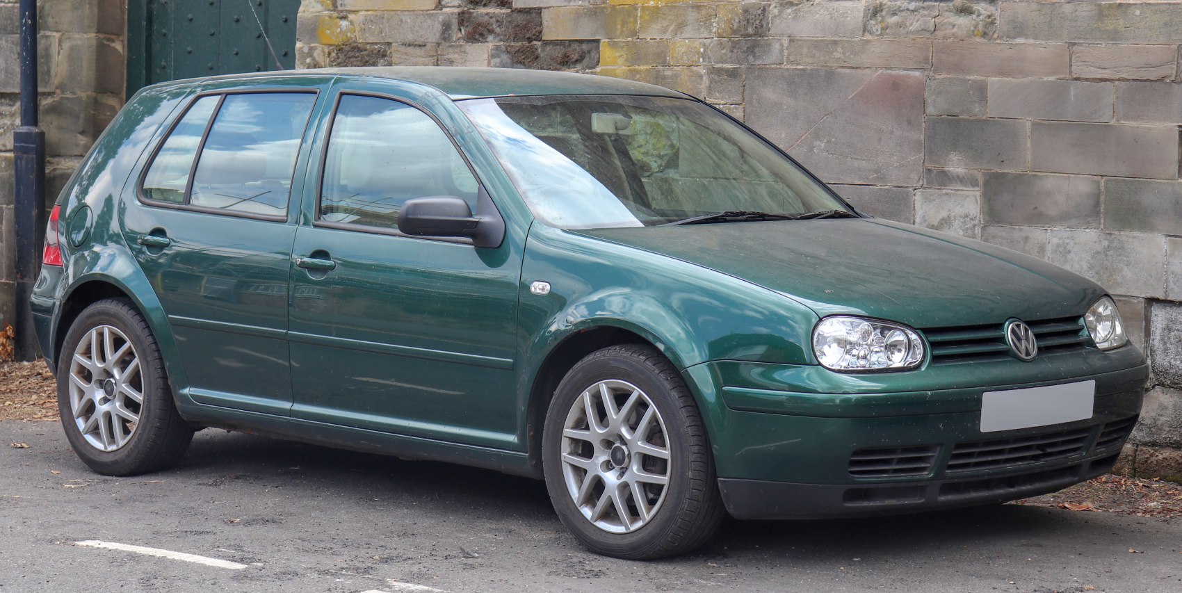 Side view of a hatchback with alloy wheels and rounded headlights
