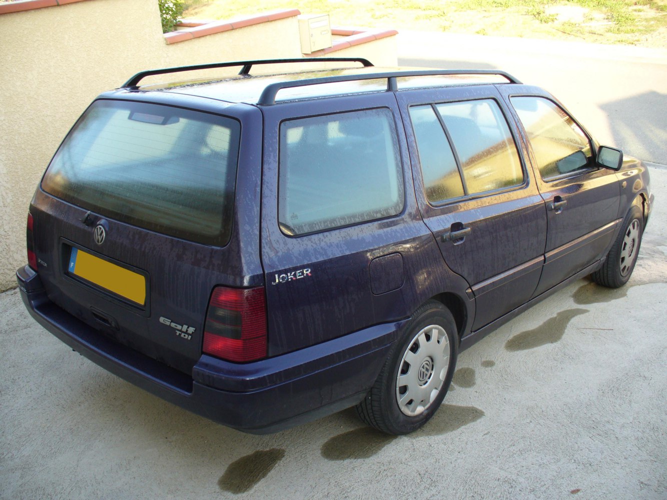 Rear view of estate car with roof rails and rear window