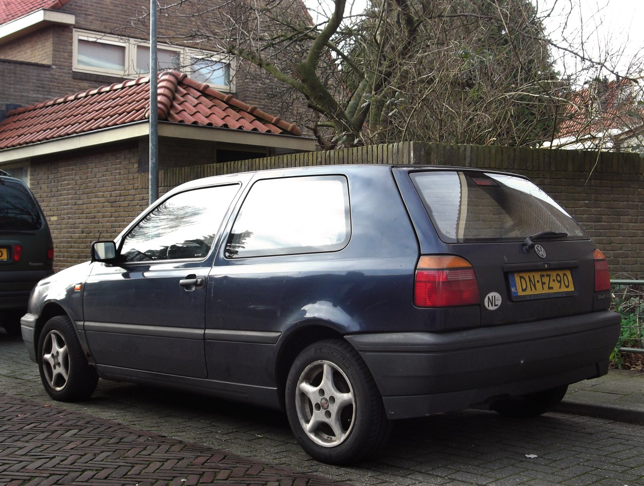 Rear side view of hatchback with 5-spoke alloy wheels