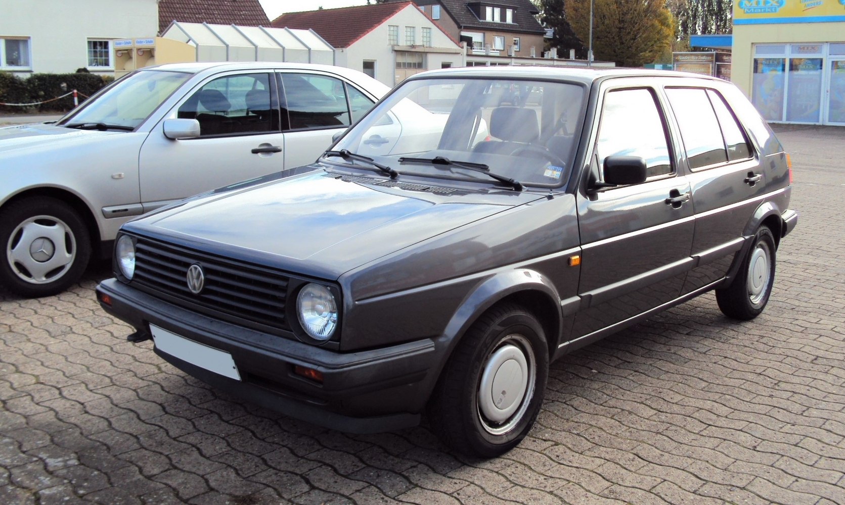 5-door hatchback with round headlights and steel wheels