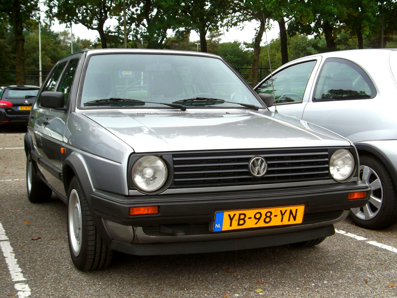 Front view of classic hatchback with round headlights and black grille