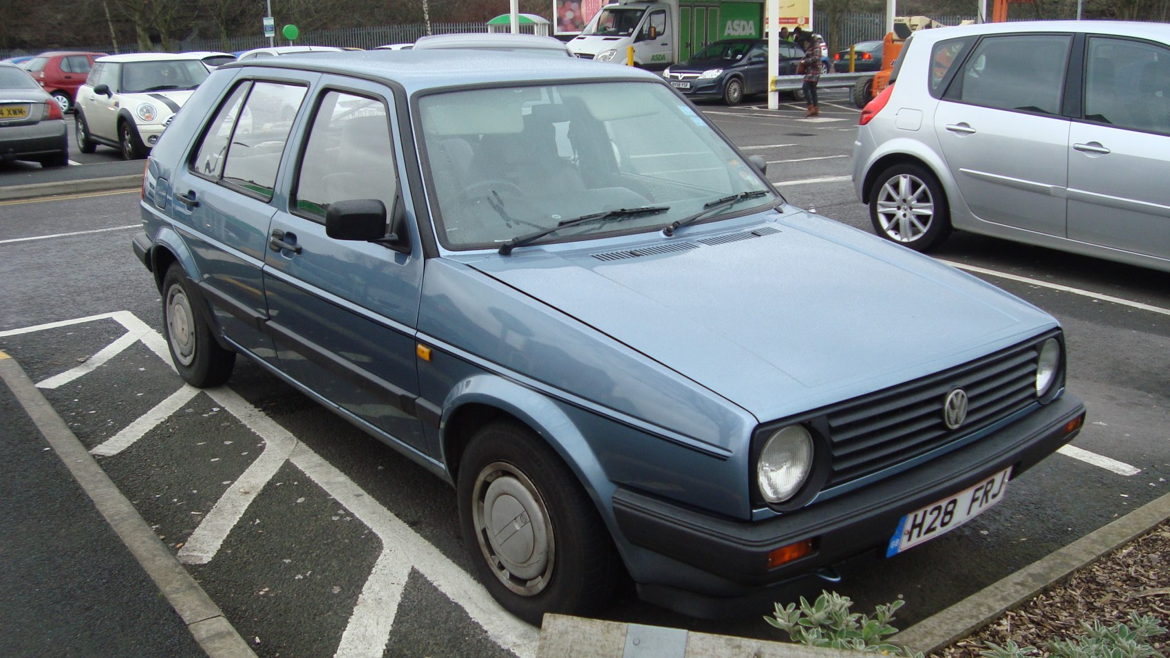 Classic 5-door hatchback with rectangular headlights and grille.
