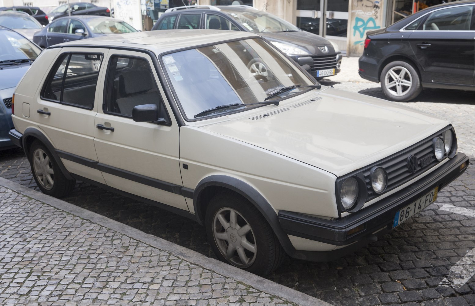 5-door hatchback with classic round headlights and black trim