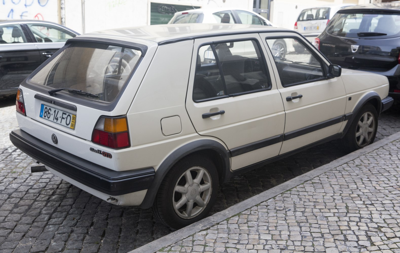 Rear side view of a 5-door hatchback with distinct taillights and window design