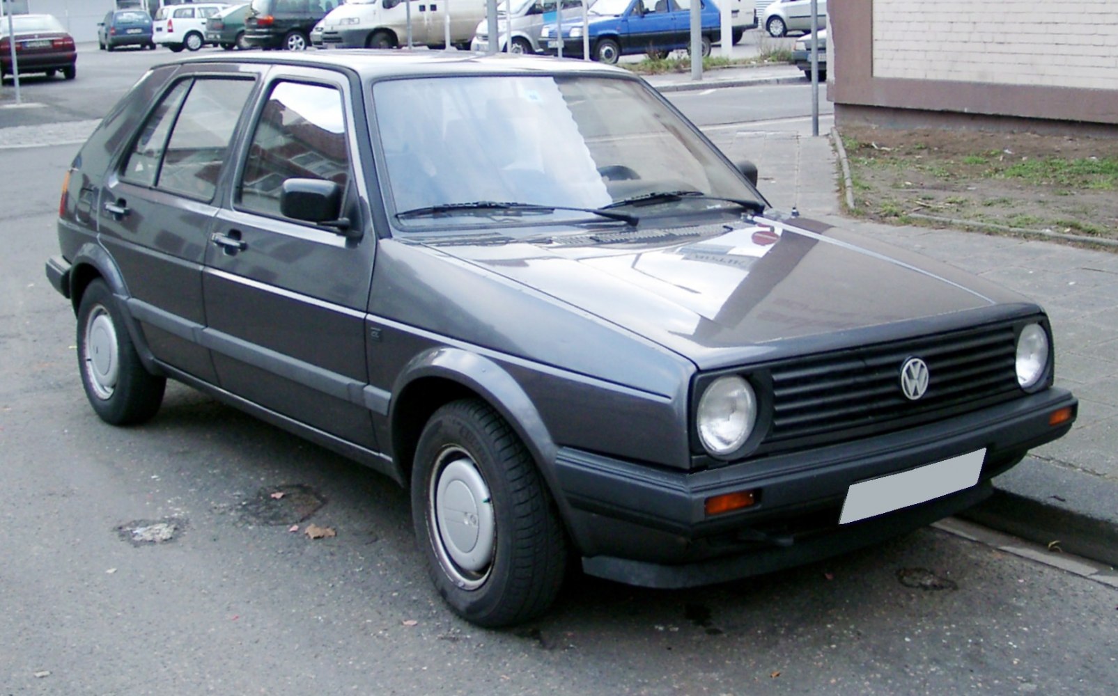 5-door hatchback with round headlights and boxy 1980s design