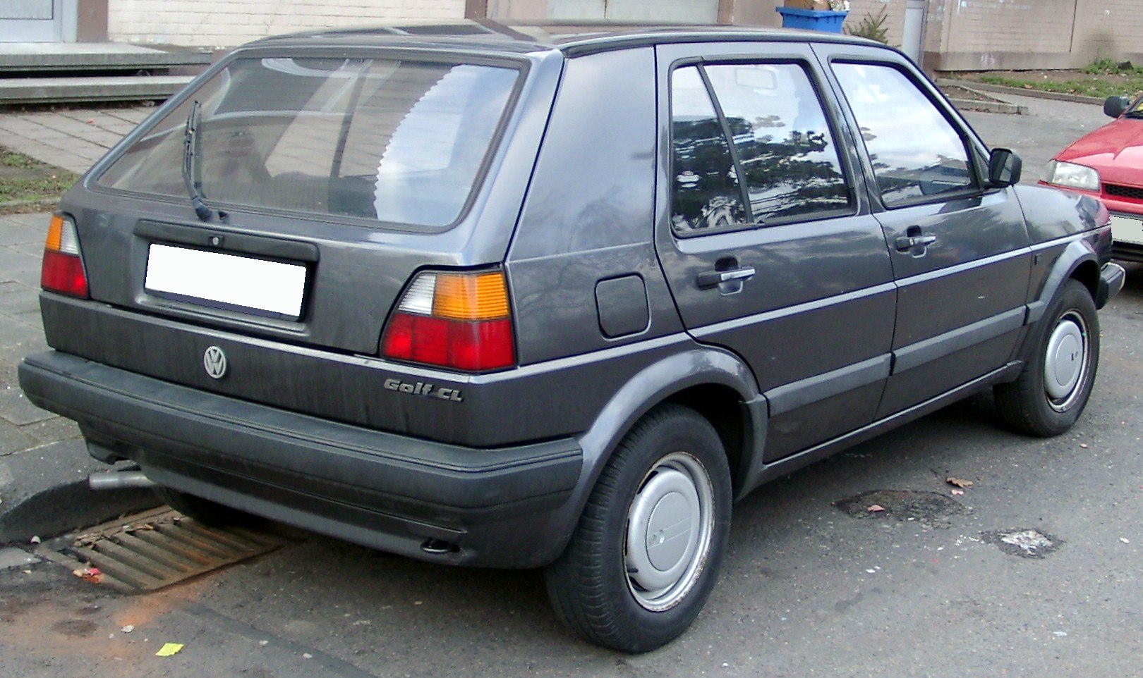 Rear and side view of a 1980s 5-door hatchback with facelift design.