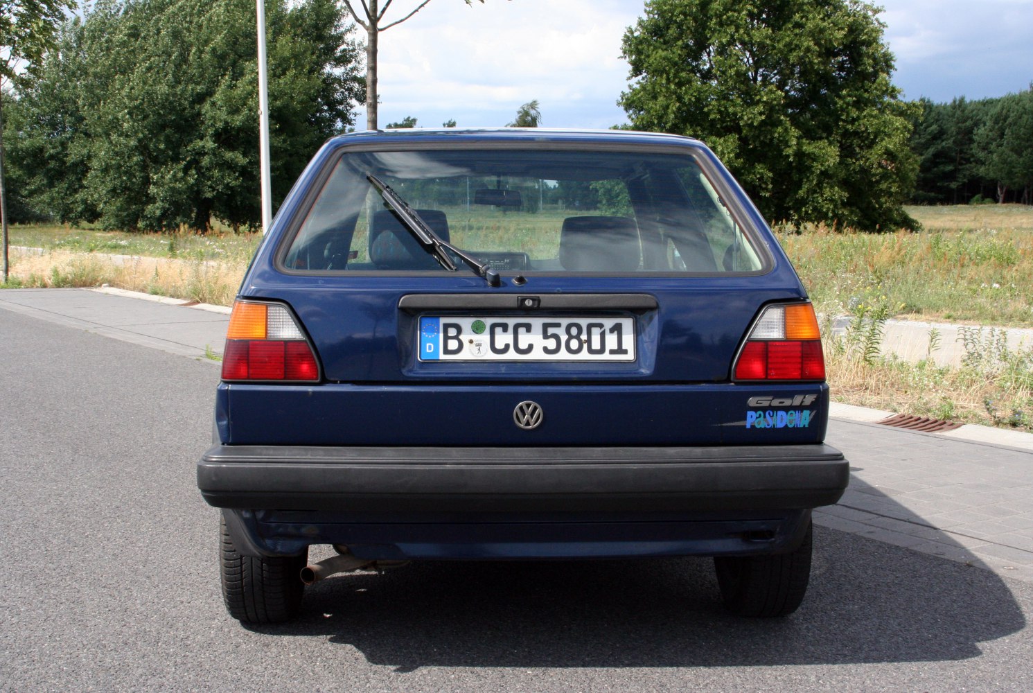Single rear wiper and rectangular tail lights on a classic hatchback rear