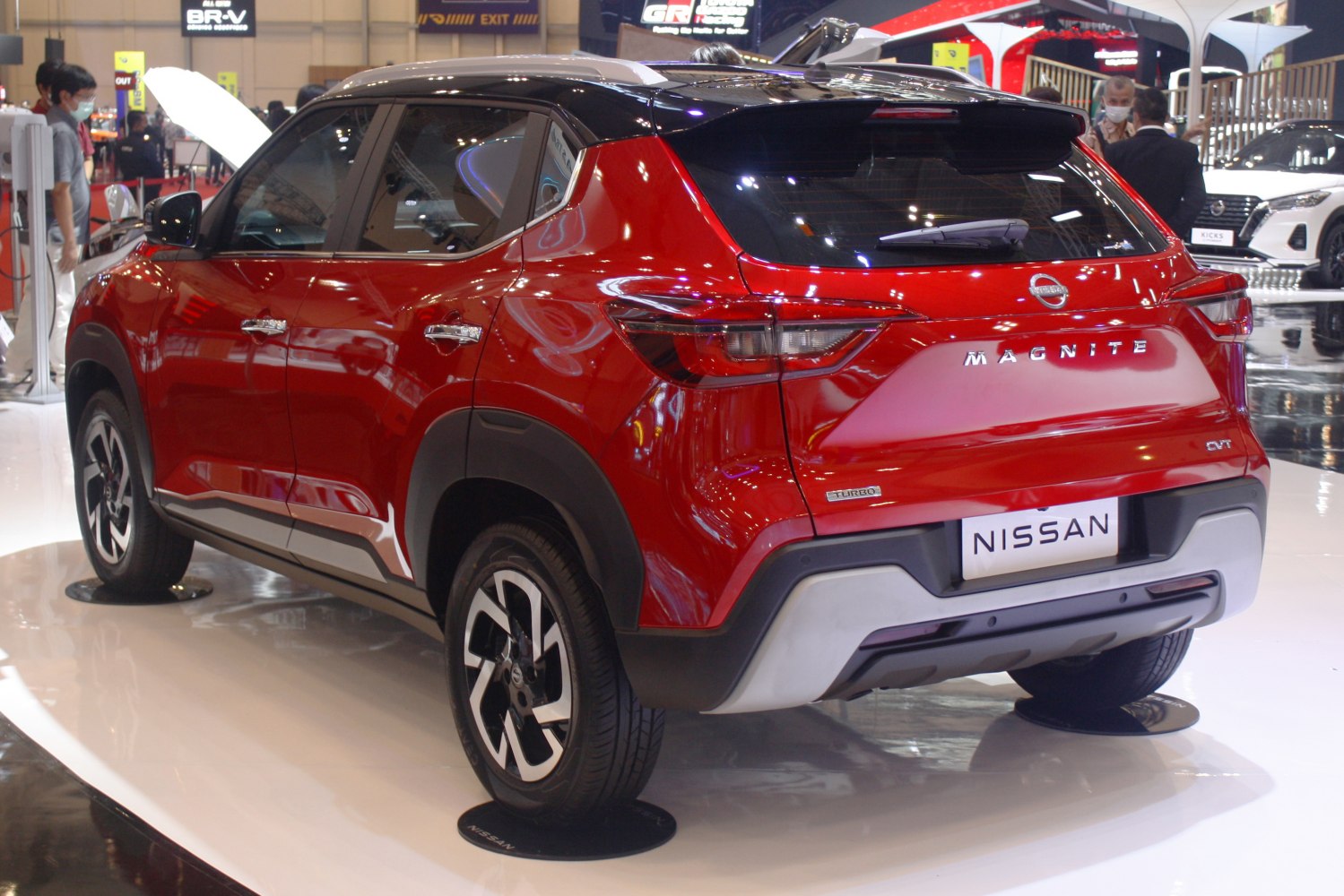 Rear and side view of compact SUV with two-tone roof and alloy wheels